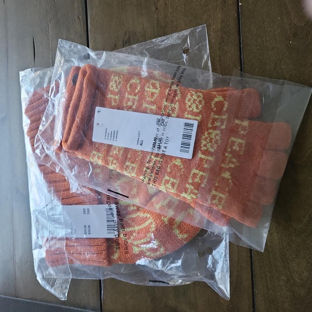 NWT Urban Outfitters Ellie Set Beanie/Fingerless Glove, Terra Cotta